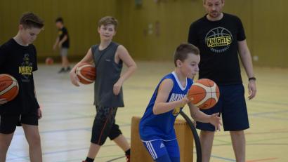 Bild: ref
Trainer Michael Holtschulte (rechts) bringt den Kids Basketball bei.