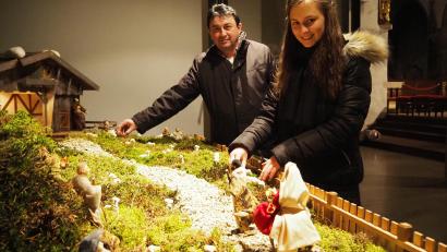 Bild: bl
Hans Steinsdorfer und seine Tochter Julia kümmern sich darum, dass die Krippe in der Neunburger Pfarrkirche immer wieder aktualisiert wird.