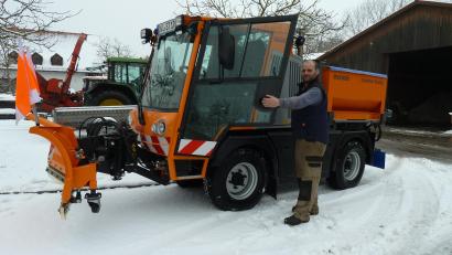 Bild: Portner
Seit 20. Dezember 2017 ist dieses Hansa-Schmalspur-Fahrzeug im Dienst des Oberviechtacher Bauhofes. Werkstattleiter Christian Weber befreit damit rund 40 Kilometer Gehsteige im Stadtgebiet von Schnee und Eis. Die Touren ins Umland fahren die Kollegen. Denn für Reparaturen muss er schnell zur Stelle sein.