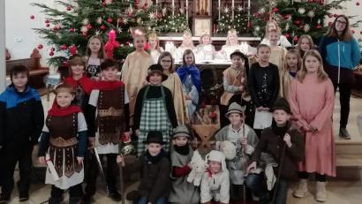 Bild: Kunz
Zur Kinderchristmette hatte Gemeindreferentin Claudia Stöckl ein Krippenspiel vorbereitet, das die Zeitspanne vom Propheten Jesaja bis zur Geburt in der Krippe von Bethlehem umfasste.