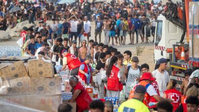 Bild: Marcos Moreno/EUROPA PRESS/dpa
Die meisten Migranten kehrten bald freiwillig zurück, aber Tausende halten sich noch in Ceuta auf. (Archivbild)