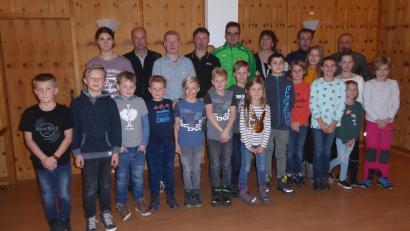 Bild: hrö
Die Kindergruppe und das Trainerteam beim Jahresrückblick des Karate Dojos Waldsassen
v. l. hinten, Lucio Fortelny, Jochen Rosner, Benjamin Fischer, Marco Pilsak, Franz Stierstorfer, Andrea Zeitler, Pavel Hroch, Klaus Zeitler.