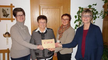Bild: lnz
Insgesamt 681,80 Euro überreichen Konzert-Organisatorin Gabi Werner (rechts), Seelsorgerat-Sprecherin Rosemarie Ernst und Helga Haberkorn von der KAB an "Lichtblicke"-Schirmherrin Edith Lippert (von links).