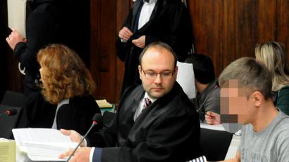 Bild: Stephan Huber
Die Litauer Vladimiras K. (29), Vitalijus M. (33) und Dovidas S. (29) – auf dem Foto mit gepixelten bzw. verdeckten Gesichtern – sollen ihre am 31. Juli 2017 beim Juwelier Tsavaris in Aktion tretenden Komplizen nach Amberg gebracht und sie an den Tatort geschickt haben.