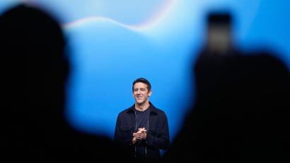 Bild: Jeff Chiu/AP/dpa
Das aufklappbare iPhone ist die erste große Wette des Konzerns unter dem neuen Chef John Ternus.