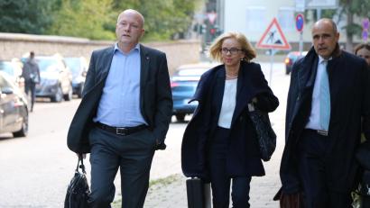 Bild: Bettina Dostal
Der Regensburger Ex-Oberbürgermeister Joachim Wolbergs mit seinen Anwälten Jutta Niggemeyer-Müller und Peter Witting (von links) auf dem Weg ins Landgericht Regensburg.