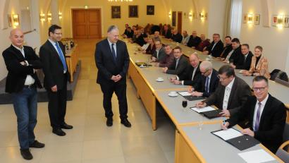 Bild: Hollederer, Christine
Unter Aufsicht von Hans Siegert, Abteilungsleiter Dr. Norbert Vogl und Landrat Richard
Reisinger (von links) ebneten die Bürgermeister und Vertreter von Schul- und Zweckverbänden
mit ihrer Unterschrift den Weg frei für einen gemeinsamen Datenschutzbeauftragten.