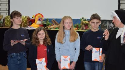 Bild: wku
Schwester Theresia (rechts) zeichnet die besten Vorleser mit Urkunden aus. Von links Mona Haas, Katia Kohler, Tina Siegordner und Veit Kiefhaber.