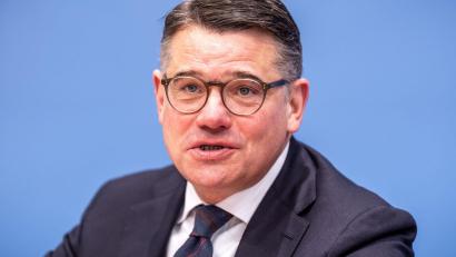 Bild: Michael Kappeler/dpa
„Ich warne alle zu glauben, dass es eine schnelle Lösung gibt“, sagt Hessens Ministerpräsident Boris Rhein (CDU). (Archivbild)