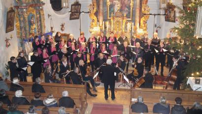 Bild: rkp
Der Kirchenchor Thanstein mit der Sinfonietta Thanstein unter der Gesamtleitung von Richard Waldmann begeisterte die zahlreichen Zuhörer.