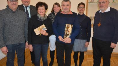 Bild: jr
Verabschiedet nach drei Jahrzehnten ehrenamtlichen Dienst rund um die Kirche in Leonberg wurden Gertraud Haberkorn und Helmut Kipferl. Unser Bild zeigt (von links) Kirchenpfleger Wolfgang Kreger, Bürgermeister Johann Burger, Gertraud Haberkorn, Sabine Schrems, Helmut Kipferl, Martina Fuhrmann und Pfarrer Anton Witt.