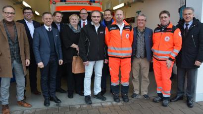 Bild: jr
Eine hochkarätig besetzte CSU-Delegation besuchte am Mittwoch die BRK-Rettungswache in Mitterteich. Wichtigstes Thema war der neue mögliche Standort für einen weiteren Rettungswagen in der Region. Beim Besuch mit dabei waren Waldsassens Bürgermeister Bernd Sommer (links), Mitterteichs Bürgermeister Roland Grillmeier (rechts), stellvertretender BRK-Kreisvorsitzender Toni Dutz (3. von rechts), BRK-Kreisgeschäftsführer Holger Schedl (2. von links), sowie die Mandatsträger MdL Tobias Reiß (3. von links) und MdB Albert Rupprecht (5. von rechts).