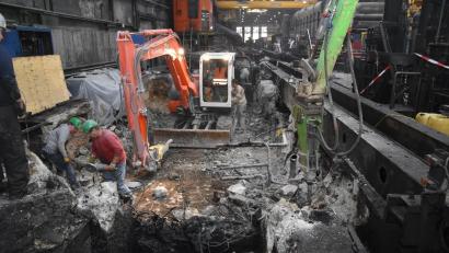 Bild: exb
Mit Baggern und Presslufthämmern wird der alte, schadhafte Beton abgebrochen, dann kommt ein neues Fundament unter die Stoßbank.