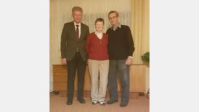 Bild: exb
Das Jubelpaar Hannelore und Albert Schöberl mit Bürgermeister Lothar Müller.
