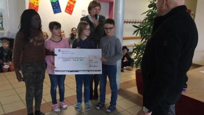 Bild: exb
Die Kinder der Hammerweg-Grundschule übergeben einen Spendenscheck für das "Giriama-Projekt".
