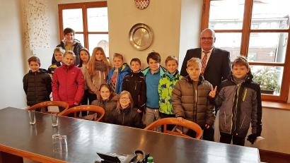 Bild: enz
Die 4. Klasse der Grundschule mit Lehrerin Tanja Kruppa und Bürgermeister Klaus Meyer im Rathaus.