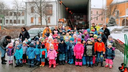Bild: fjo
Der Waidhauser Nachwuchs ist Feuer und Flamme für die Weihnachtstrucker-Aktion des Theatervereins und hilft den LKW-Fahrern Ludwig Wüst und Christian Fuchs (hinten, von rechts) beim Beladen.