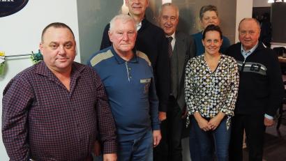 Bild: Bühner
Der Förderverein "Unser Schätzler" leistet gute Arbeit. Vorsitzender Reinhard Meier (Vierter von rechts) und Schatzmeister Norbert Ziegler (Dritter von links) werden in ihren Ämtern bestätigt.