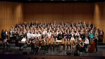 Bild: Luca Scagliola, Erasmus-Gymnasium
Über 155 Musizierende schließen mit einem famosen "Engel auf den Feldern" das Weihnachtskonzert ab.