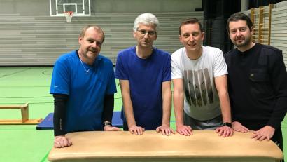 Bild: pi
Alexander Pilfusek (rechts) gratuliert Hubert Witzl, Karl Kraus und Maximilian Janker (von links) zum Feuerwehr-Fitnessabzeichen.