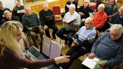 Bild: do
Chorleiterin Riita Michelson sorgt mit der Liedertafel Eschenbach bei der Auswahl des Weihnachtsliedgutes für Abwechslung. Der Männerchor singt am zweiten Weihnachtsfeiertag in der Stadtpfarrkirche und im BRK-Seniorenheim.