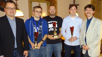 Bild: sts
Die erfolgreichen Spieler der Stadtmeisterschaft und der Grand-Prix-Serie vom Schachklub Schwandorf.