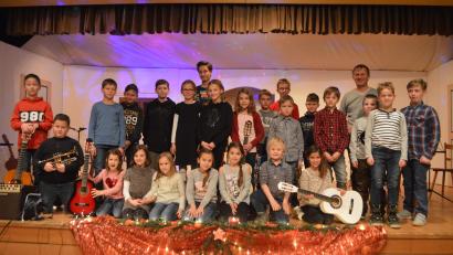 Bild: myd
Mit einem kleinen Weihnachtskonzert erfreuten die Gitarren- und Trompetenschüler von Lehrer Benno Englhart (hinten re) die Besucher im Grafenwöhrer Jugendheim.