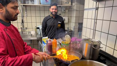 Bild: Stephan Huber
Blick in die Küche: Koch Gajendra Singh (links) bereitet das indische Gericht Biryani unter den Augen seines Chefs Ali Shafaqat zu.
