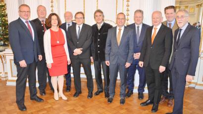 Bild: exb
Regierungspräsident Axel Bartelt (Mitte) gratuliert den neuen Bereichsleitern. Unter ihnen ist auch Johannes Hebauer (links) aus Hütten.