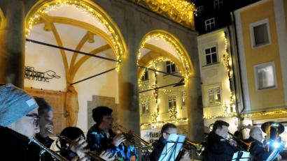 Bild: Stephan Huber
Musiker der Knappschaftskapelle geben unter dem Rathausbalkon den Ton an: Sie spielen die Melodien der traditionellen Adventslieder.