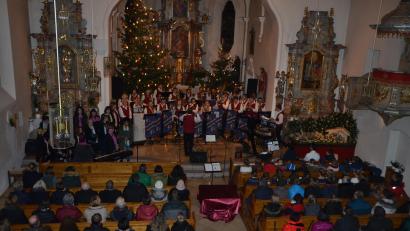 Bild: dob
Mehrere Chöre und Ensembles schlossen sich in der Roggensteiner St. Erhard Kirche für ein Weihnachtskonzert zusammen.