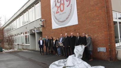 Bild: fphs
Vertreter der Schule und der Politik enthüllten am Eingang des Marktredwitzer Gymnasiums das Banner, das auf 100 Jahre OHG hinweist.