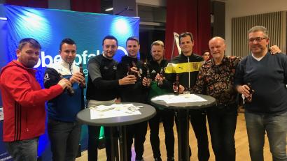 Bild: fle
Der Oberpfalz-Medien-Cup 2018 war vielleicht nicht das spielerisch beste Turnier, aber erneut ein Höhepunkt zum Ende des Jahres. Darauf stießen die Vereinsverantwortlichen bei der Pressekonferenz an (von links): Roland Lang (SV Grafenwöhr), Martin Kratzer (SV Raigering), Tobias Bernklau (SpVgg Pfreimd), Christian Most (FC Wernberg), Andreas Lang (SV Mitterteich), Thorsten Baierlein (SV Hahnbach), Teammanager Hannes Beer (SpVgg SV Weiden) und Abteilungsleiter Manfred Herrmann (SV Etzenricht).