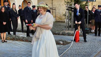 Bild: ds
Feuerprobe gleich nach dem Jawort. Wobei – eigentlich war es ja eine Löschprobe. Die forderte die Feuerwehr von ihrem Dienstherrn, Bürgermeister Roman Berr, und seiner Braut Armela. Die beiden sind ganz offensichtlich ein gutes Team, auch an der Kübelspritze.