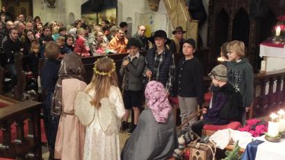 Bild: soj
Die Kommunionkinder bringen in der voll besetzten Pfarrkirche die Weihnachtsgeschichte näher.