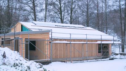 Bild: bsc
„Winterfest“ präsentiert sich die künftige vierte Infostelle des Naturparks Steinwald bei der Grenzmühle. Bis zur Fertigstellung sind die Mitglieder des Vereins "Kulturlandschaft südlicher Steinwald" jedoch noch kräftig gefordert.