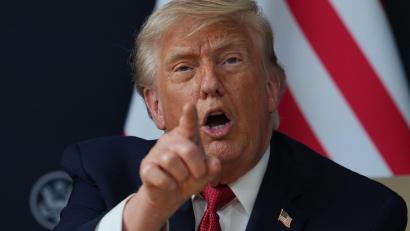 Bild: Julia Demaree Nikhinson/AP/dpa
US-Präsident Donald Trump gratuliert der AfD zu ihrem Wahlsieg in Sachsen-Anhalt. (Archivfoto)