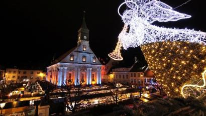 Bild: PR Burgund-Franche-Comté
Auf der altehrwürdigen Place St. Martin in Montbéliard lockt ein Weihnachtsmarkt deutschen Ursprungs, der Franzosen und Deutsche über die nahe Ländergrenze hinweg vereint.