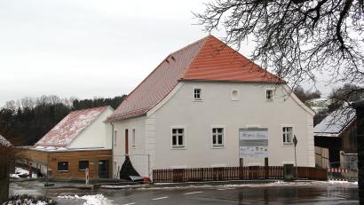 Bild: boj
Das denkmalgeschützte ehemalige Pfarrhaus erstrahlt in neuem Glanz, es fehlt nur noch der Anstrich. Links der holzverkleidete Flachbau mit den Wirtschaftsräumen, dahinter der Pfarrsaal mit Satteldach.