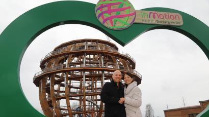 Bild: Gerhard Götz
Glücklich verlobt. Nach dem Heiratsantrag will das junge Paar den besonderen Moment mit einem Erinnerungsfoto festhalten.