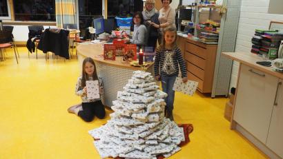 Bild: gz
Das Bücherteam sorgte mit zwei Weihnachtsengel für einen sehenswerten Bücherchristbaum.