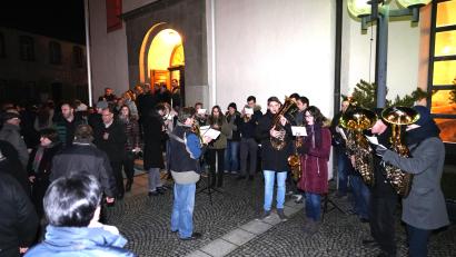 Bild: fvo
Die Bläsergruppe der Trachtenkapelle unter Leitung von Josef Pflaum spielt am Kirchplatz für die Gläubigen.