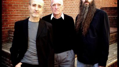 Bild: exb
Das „New Standard Trio“ mit Bobby Previte (Schlagzeug), Steve Swallow (Bassgitarre) und Jamie Saft (Piano) ist auf den großen Bühnen der Welt unterwegs. Im intimen Ambiente eines kleinen Clubs gewinnt ihre Musik neue Dimensionen. Am 27. April gastieren sie beim Jazz-Zirkel.