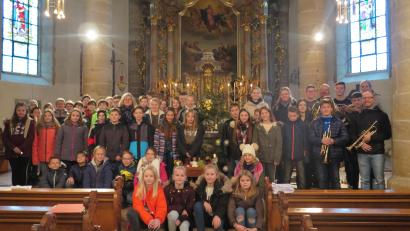 Bild: jzk
Viele Realschüler beteiligen sich an der Gestaltung des vorweihnachtlichen Gottesdienstes in der Stadtpfarrkirche.
