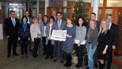 Bild: stg
Die Bank-Vorstände Joachim Geyer (links), Robert Haubner (rechts) und Thomas Keck (Vierter von rechts) überreichen insgesamt 10600 Euro an die Schulen im Geschäftsgebiet der Raiffeisenbank Oberpfalz NordWest eG.