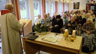 Bild: do
„Dieses Haus ist ein Stück Himmel“, urteilt im Gottesdienst am zweiten Weihnachtsfeiertag im BRK-Seniorenheim Ruhestandspfarrer Helmut Süß. Die Liedertafel umrahmt die Messe mit weihnachtlichen Gesängen.