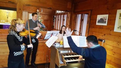 Bild: ld
Kurz vor Ende der Adventszeit gestaltet Regionalkantor Stephan Merkes mit Chor und Instrumenten ein Konzert in der Christuskirche in Neusorg. Die Violine spielt Jana Jodelbauer, die Oboe Robert Jodlbauer und die Klarinette Adina Schöffel.
