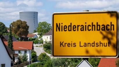 Bild: Peter Kneffel/dpa
In der Gemeinde Niederaichbach soll ein Batteriegroßspeicher angesiedelt werden. (Archivbild)