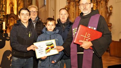 Bild: arw
Nico Högerl und Jan Scharnagl (vorne, von links) überreichen Pater Stanislaus (rechts) 1000 Euro für die Patenkinder. Gerhard Köppl und Rainer Hetz runden den Betrag mit 800 Euro auf.