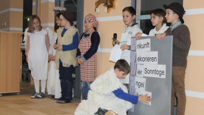 Bild: frd
Bei der Musical-Vorführung im Alten- und Pflegeheim erklärten die Schüler anschaulich, wie sie das Wort „Advent“ definieren.